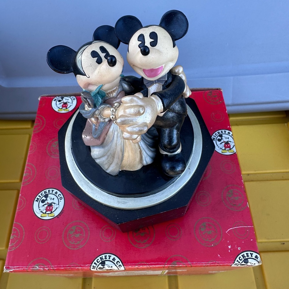 Disney We're Steppin Out Mickey Minnie Mouse Dancing 1997 #266744 Enesco Figure